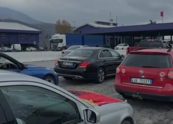 Radhë të gjata në pikën kufitare të Morinës/ Tifozët shqiptarë po udhëtojnë drejt Prishtinës për të mbështetur Dardanët në ndeshjen me Turqinë