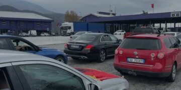 Radhë të gjata në pikën kufitare të Morinës/ Tifozët shqiptarë po udhëtojnë drejt Prishtinës për të mbështetur Dardanët në ndeshjen me Turqinë