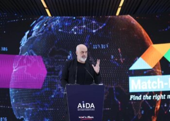 “Rama: Nuk do të diskutoj për trafikantët, atyre që thonë se jemi më të këqij u rekomandoj të reflektojnë për veten, ne po lëmë pas korrupsionin dhe krimin, kjo është një realitet.”