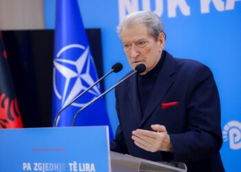 Rama akuzon vendet partnere për të fshehur lidhjet e tij alarmante me drogën, ndërsa Berisha thotë se përpiqet të pastrojë hands-in si padrino.