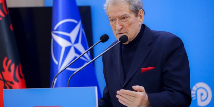 Rama akuzon vendet partnere për të fshehur lidhjet e tij alarmante me drogën, ndërsa Berisha thotë se përpiqet të pastrojë hands-in si padrino.