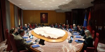 Rama thërret qeverinë dhe grupin e PS për një mbledhje të shtunën, publikohet agjenda. A pritet të diskutohet mungesa e Elisa Spiropalit në votimin për Belinda Ballukun?