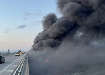 Re tymi të zeza mbulojnë Milotin, dyshohet për djegien masive të gomave