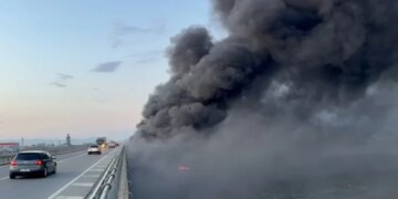 Re tymi të zeza mbulojnë Milotin, dyshohet për djegien masive të gomave