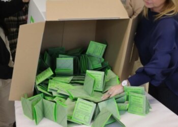 Referendumi mbi ndryshimet kushtetuese në Itali, rezultatet e para të sondazheve sugjerojnë një humbje për Melonin.