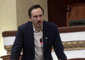 Rezoluta mbi Iranin si mbështetje për terrorizmin, qëndrimet e grupimeve ekstreme të majta në Parlament, Redi Muçi: Hipokrizi e madhe, kritikoni Teheranin dhe u nënshtroni Netanjahut.