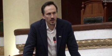 Rezoluta mbi Iranin si mbështetje për terrorizmin, qëndrimet e grupimeve ekstreme të majta në Parlament, Redi Muçi: Hipokrizi e madhe, kritikoni Teheranin dhe u nënshtroni Netanjahut.