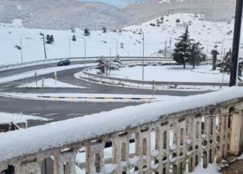 Rikthehen reshjet e borës në juglindje të Shqipërisë, akset rrugore vazhdojnë të jenë të kalueshme pa probleme.