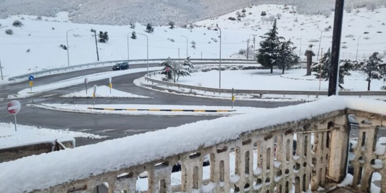 Rikthehen reshjet e borës në juglindje të Shqipërisë, akset rrugore vazhdojnë të jenë të kalueshme pa probleme.
