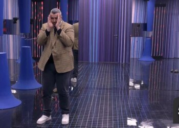 Rogerti, i frikësuar nga breshkat, bën përpjekje për t'i qëndruar pranë nënës së tij dhe qëndron në dhomë me to, ndërsa banorët shpërthejnë në të qeshura.