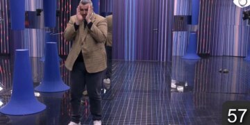 Rogerti, i frikësuar nga breshkat, bën përpjekje për t'i qëndruar pranë nënës së tij dhe qëndron në dhomë me to, ndërsa banorët shpërthejnë në të qeshura.