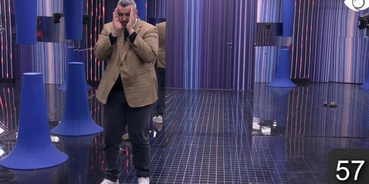 Rogerti, i frikësuar nga breshkat, bën përpjekje për t'i qëndruar pranë nënës së tij dhe qëndron në dhomë me to, ndërsa banorët shpërthejnë në të qeshura.