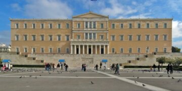 Rritja e çmimeve si rezultat i konfliktit në Lindjen e Mesme, qeveria greke merr masa të menjëhershme për ushqimin dhe karburantet.