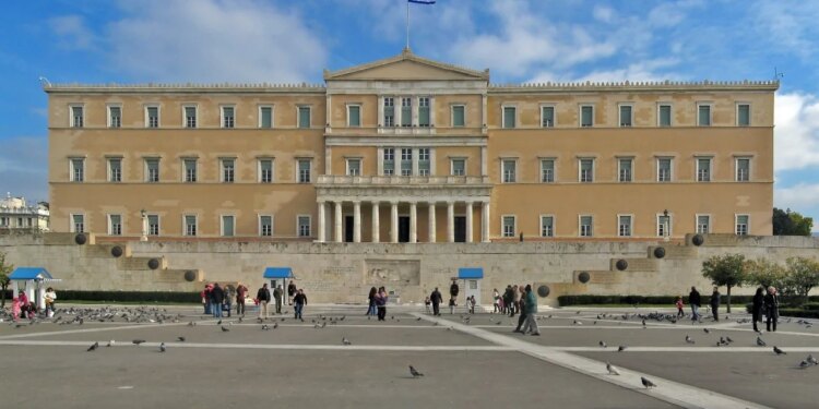 Rritja e çmimeve si rezultat i konfliktit në Lindjen e Mesme, qeveria greke merr masa të menjëhershme për ushqimin dhe karburantet.