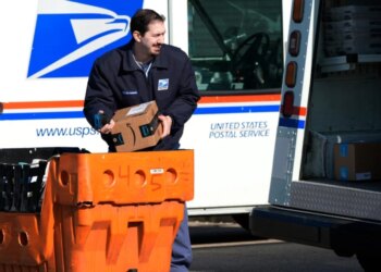 Rritja e çmimeve të karburantit: Shërbimi Postar i SHBA-së aplikon për herë të parë tarifë shtesë prej 8% për dërgesat.