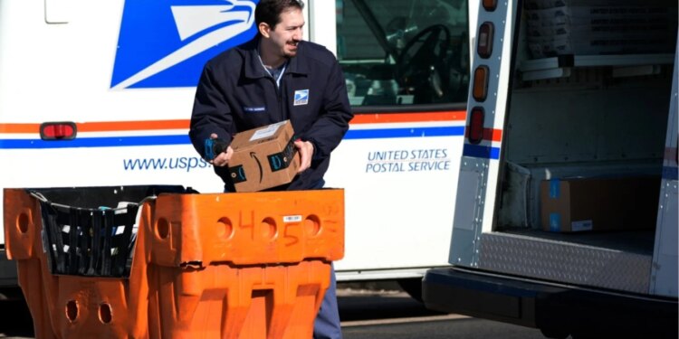 Rritja e çmimeve të karburantit: Shërbimi Postar i SHBA-së aplikon për herë të parë tarifë shtesë prej 8% për dërgesat.