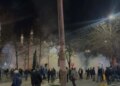 Rritja e tensioneve në protestën e opozitës, dy efektivë të forcave Shqiponja lëndohen nga bombat molotov dhe dërgohen në spital.