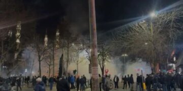 Rritja e tensioneve në protestën e opozitës, dy efektivë të forcave Shqiponja lëndohen nga bombat molotov dhe dërgohen në spital.