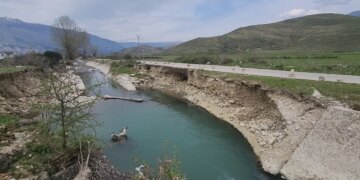 Rruga e rrezikshme në Gjirokastër lidh qytetin me tre fshatra, por dëmet nga rrëshqitjet e tokës kanë komplikuar qarkullimin e automjeteve.