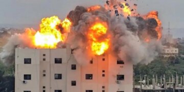 SHBA dhe Izraeli sulmojnë një fabrikë në Iran, të paktën 15 të vdekur dhe disa të plagosur