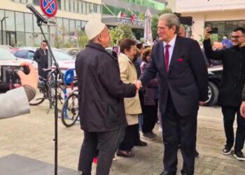 Sali Berisha shkon në SPAK për të përmbushur masën e ‘detyrimit të paraqitjes’, e pritur nga mbështetësit e tij.