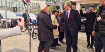 Sali Berisha shkon në SPAK për të përmbushur masën e ‘detyrimit të paraqitjes’, e pritur nga mbështetësit e tij.