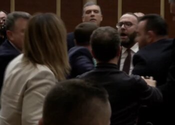 Seanca plenare nis me tension, ndodhin përplasje fizike mes demokratëve Balliu dhe Balla.