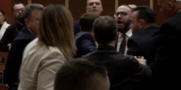 Seanca plenare nis me tension, ndodhin përplasje fizike mes demokratëve Balliu dhe Balla.