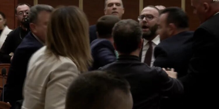 Seanca plenare nis me tension, ndodhin përplasje fizike mes demokratëve Balliu dhe Balla.