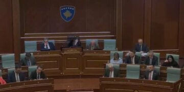 Seancë pa kuorum me 64 deputetë, Albulena Haxhiu kërkon nga komisioni i legjislacionit verifikimin e dy kandidatëve për President.