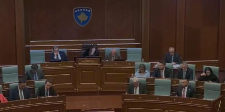Seancë pa kuorum me 64 deputetë, Albulena Haxhiu kërkon nga komisioni i legjislacionit verifikimin e dy kandidatëve për President.