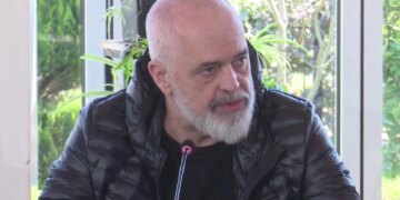 “Segmenti i vjetër, rrëshqitje natyrore” – Rama pas vizitës në Përrenjas: Më vjen keq për ndërprerjen e ritmit të jetës për banorët.