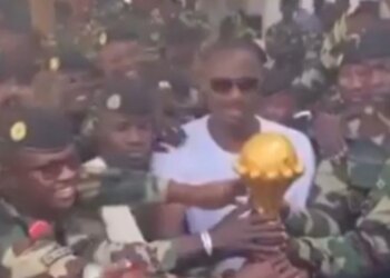 Senegali depoziton trofeun e Kupës së Afrikës në një bazë ushtarake për ta mbrojtur... nuk planifikon ta dorëzojë.