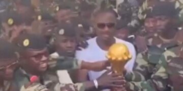 Senegali depoziton trofeun e Kupës së Afrikës në një bazë ushtarake për ta mbrojtur... nuk planifikon ta dorëzojë.