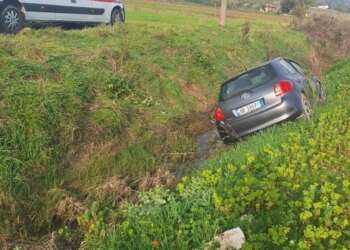 Shoferi dyshohet se ishte në gjendje të dehur kur humbi kontrollin e automjetit dhe u përplas në kanal.