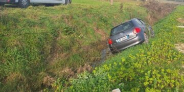 Shoferi dyshohet se ishte në gjendje të dehur kur humbi kontrollin e automjetit dhe u përplas në kanal.