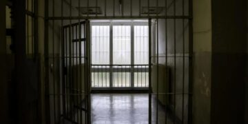 Shqiptarët kryesojnë renditjen e të burgosurve të huaj në qelitë greke, duke zënë vendin e parë në këtë kategori.