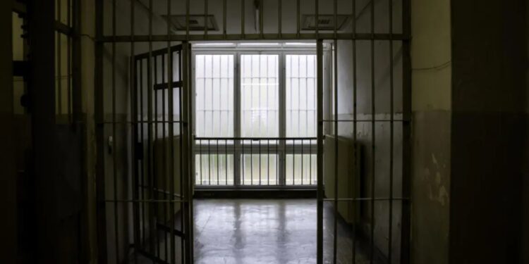 Shqiptarët kryesojnë renditjen e të burgosurve të huaj në qelitë greke, duke zënë vendin e parë në këtë kategori.