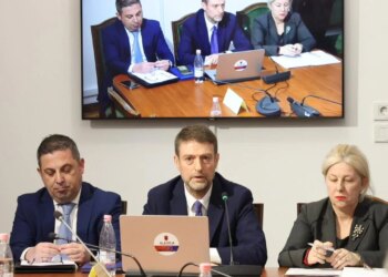 Situata në Lindjen e Mesme/ Ministri Hoxha: Shqipëria nuk ka mbyllur asnjë ambasadë në rajon. 45 qytetarë shqiptarë janë larguar nga Irani.