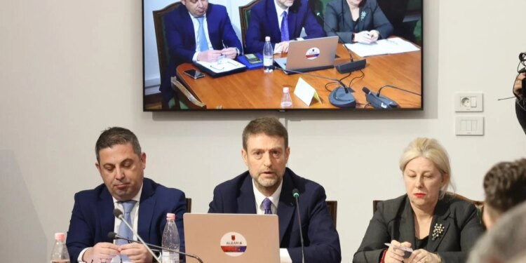 Situata në Lindjen e Mesme/ Ministri Hoxha: Shqipëria nuk ka mbyllur asnjë ambasadë në rajon. 45 qytetarë shqiptarë janë larguar nga Irani.