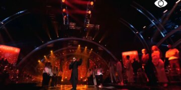 Sot nis ndryshe spektakli i Big Brother VIP, ku Alis i jep fund situatës me duartrokitjet e publikut përmes interpretimit të këngës “Nan”.