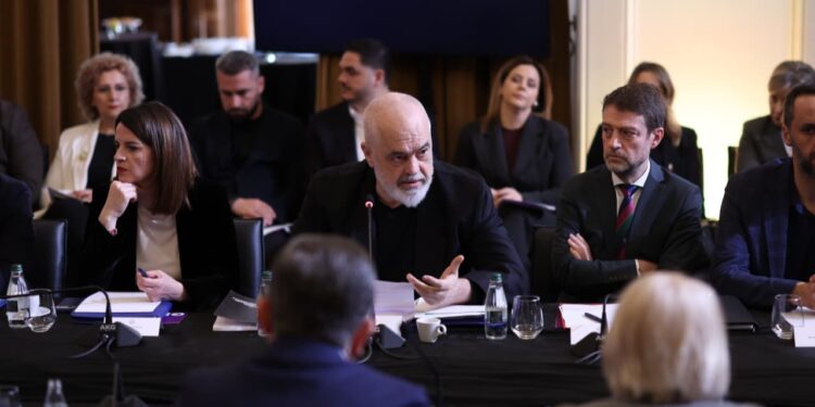 Spiropali debaton me ministren Ismailaj, Rama diskutohet me Gjiknurin dhe Hoxhën, kritika nga Ardit Bido. Ngjarjet në mbledhjen e Grupit të PS.