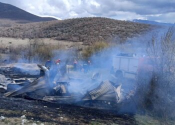 Stallë bagëtish në Kolonjë përfshihet nga flakët, shkakton dëme të mëdha materiale.