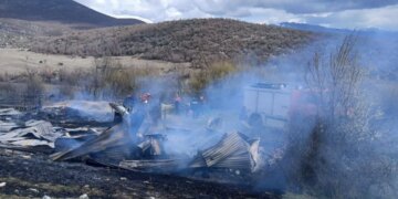 Stallë bagëtish në Kolonjë përfshihet nga flakët, shkakton dëme të mëdha materiale.