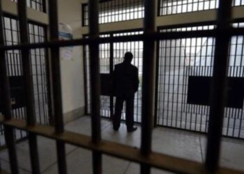 Subjekti i arrestuar ndërron jetë në "Bllokun e Sigurisë" në Tiranë, Komiteti shqiptar i Helsinkit: Nuk janë zbatuar rekomandimet e mjekëve pas shqetësimeve për shëndetin.