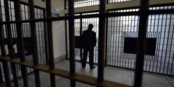 Subjekti i arrestuar ndërron jetë në "Bllokun e Sigurisë" në Tiranë, Komiteti shqiptar i Helsinkit: Nuk janë zbatuar rekomandimet e mjekëve pas shqetësimeve për shëndetin.