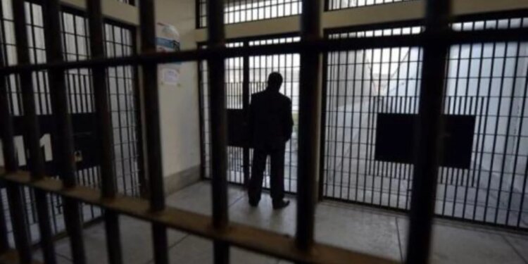 Subjekti i arrestuar ndërron jetë në "Bllokun e Sigurisë" në Tiranë, Komiteti shqiptar i Helsinkit: Nuk janë zbatuar rekomandimet e mjekëve pas shqetësimeve për shëndetin.