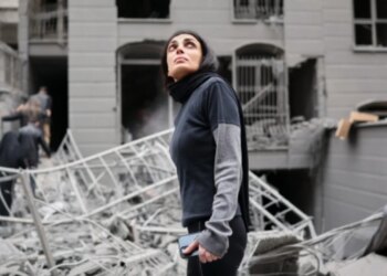 Sulme me raketa dhe dronë në Kuvajt, Katar dhe Emiratet e Bashkuara Arabe, raportohet për disa të plagosur.