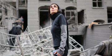 Sulme me raketa dhe dronë në Kuvajt, Katar dhe Emiratet e Bashkuara Arabe, raportohet për disa të plagosur.