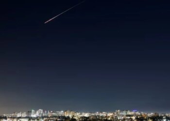 Sulmet e natës në Iran: Izraeli angazhon mbi 80 avionë luftarakë për të goditur infrastrukturën ushtarake dhe objektet e Gardës Revolucionare.